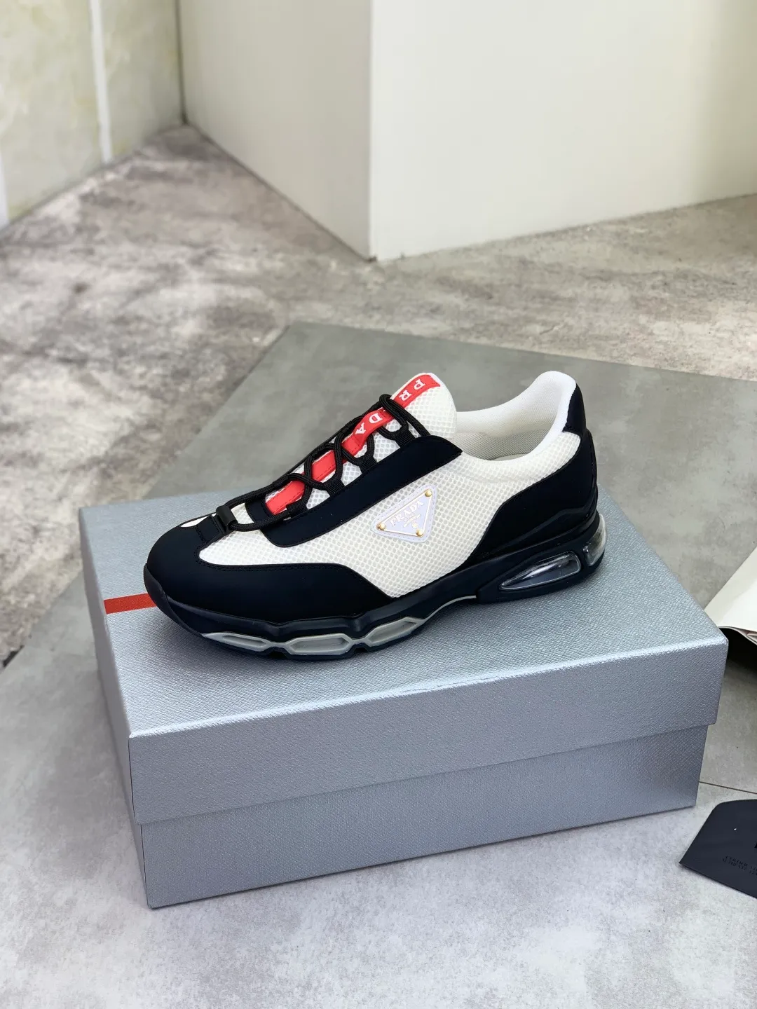 Men's men's shoes 💰P660 💰[New model] The top version is now available on the official website, 🆘 Air-cushion shock-absorbing thick-soled trendy brand (Prada) is the main popular model, avant-garde and versatile fashionable men's shoes, private version mold opening, cowhide surface splicing 1:1.. Simple fashion, original imported cowhide feet; the atmosphere and personality are more fashionable, eye-catching and pursuing class. It will subvert the old idea and be a must-have for fashion trendsetters with you! Must keep it for yourself ! Tall and comfortable, large and low, high-end quality workmanship. Code number: 38-45; 4 colors available.